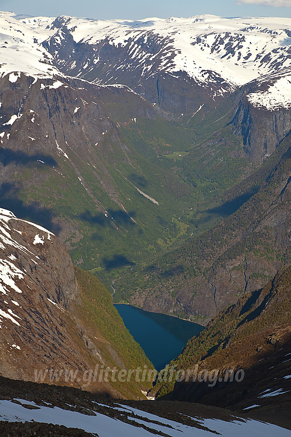 Ned Geitådalen mot Nærøyfjorden og Dyrdalen på andre siden.