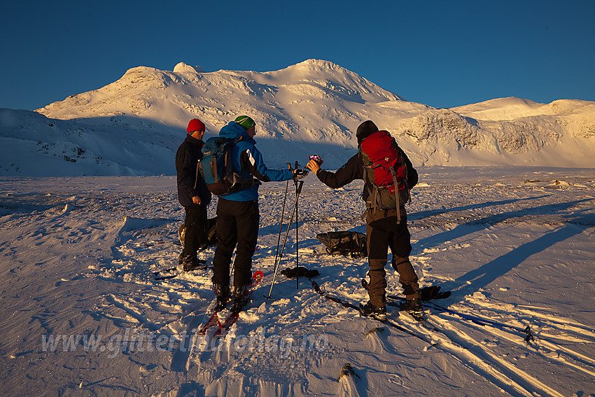 Pause på tur til Mugnetinden. Toppen i bakgrunnen.