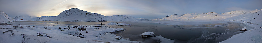 Panorama ved Bygdissundet med Skesishornet sentralt i bildet.