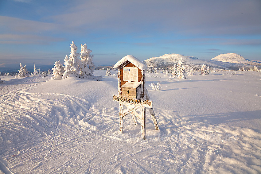 På toppen av Skardåsen (1071 moh) mot Skarvemellen og Rundemellen.