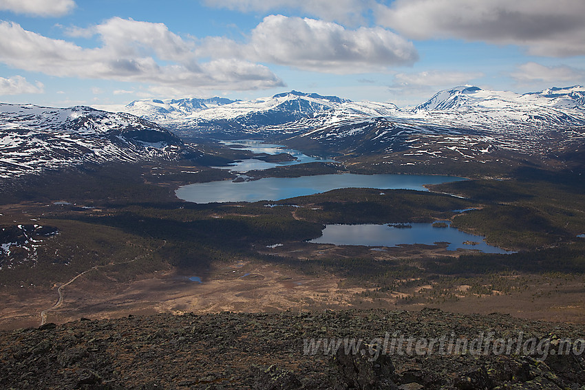 Fra Griningsdalshøe mot Sjodalen med Sjodalsvatna og Gjendealpene pluss Besshøe i bakgrunnen.