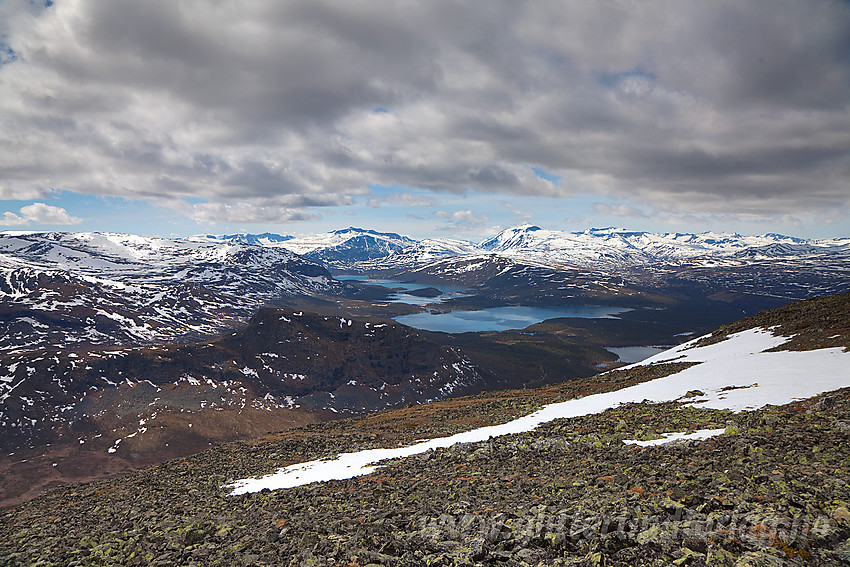 Fra Griningsdalshøe mot Sjodalen med Sjodalsvatna og Gjendealpene pluss Besshøe i bakgrunnen.