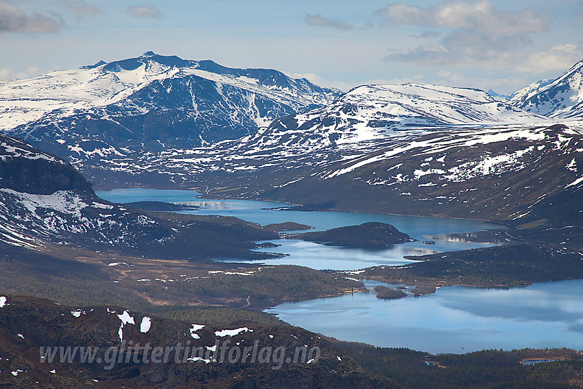 Fra Griningsdalshøe mot Sjodalen med Sjodalsvatna. I bakgrunnen Veslfjellet og Tjønnholstinden.