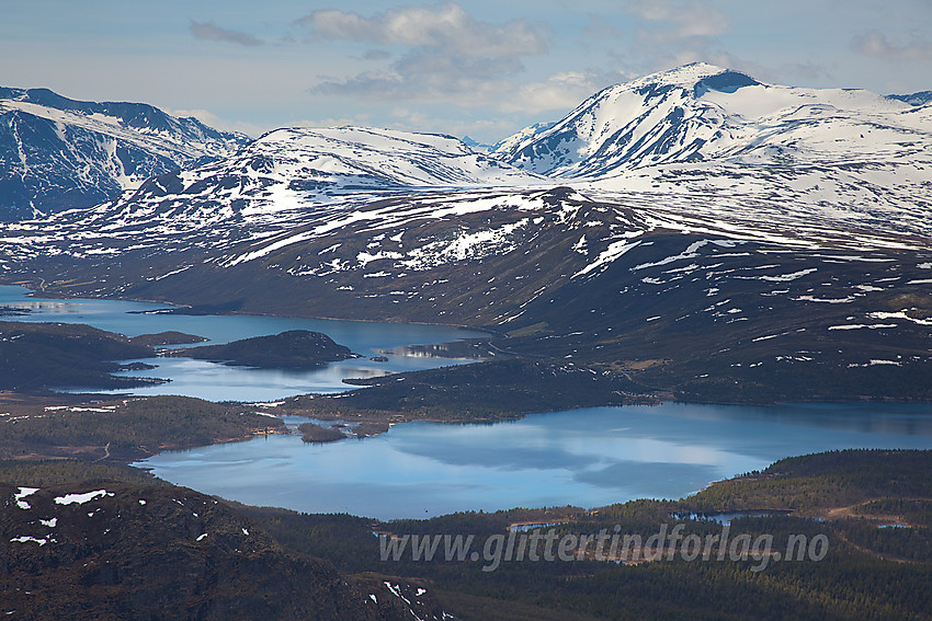 Fra Griningsdalshøe mot Sjodalen med Sjodalsvatna. I bakgrunnen Veslfjellet og Besshøe.