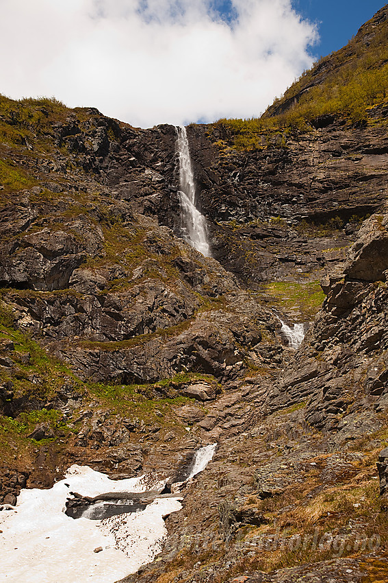 Sørfallgrovi har en flott foss i Jonadalen.