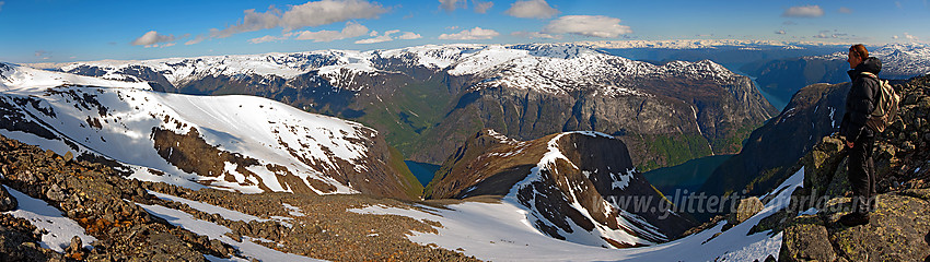 Panoramautsikt mot bl.a. Dyrdalen, Nærøyfjorden og Aurlandsfjorden.