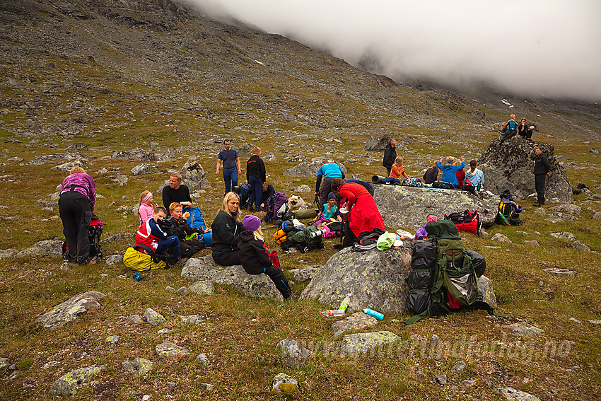 Pause i Torfinnsdalen på fellestur med Barnas Turlag Valdres.