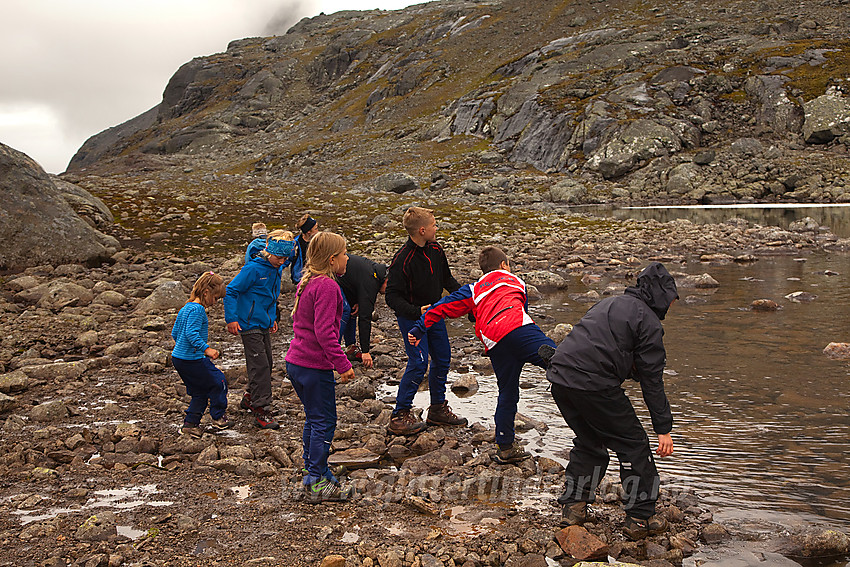 Steinkasting, en populær aktivitet på fellestur med Barnas Turlag Valdres, her i Svartdalen.