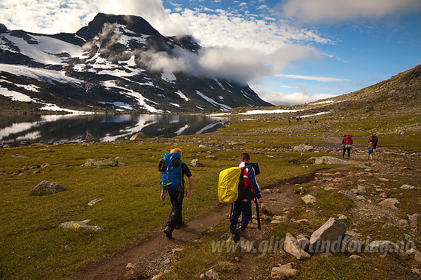 På tur gjennom Svartdalen med Barnas Turlag Valdres. I bakgrunnen Store Svartdalspiggen (2174 moh).