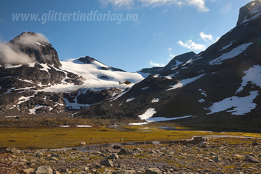 I Svartdalen mot Svartdalsbreen omgitt av f.v: Mesmogtinden (2264 moh), Langedalstinden (2206 moh) og Svartdalspiggane.