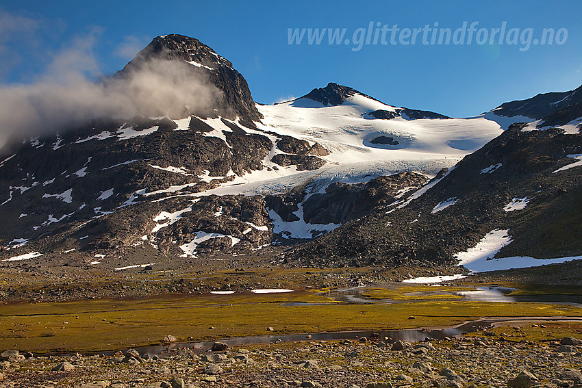 I Svartdalen mot Svartdalsbreen omgitt av f.v: Mesmogtinden (2264 moh) og Langedalstinden (2206 moh).