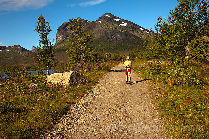 På vei fra Gjendebu til brygga for Gjendebåten med Gjendetunga i bakgrunnen.