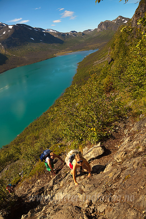 På vei opp Bukkelægret med Barnas Turlag Valdres. Gjende i bakgrunnen.