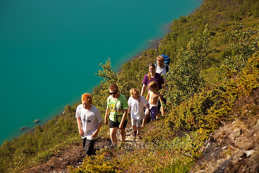 På vei opp Bukkelægret med Barnas Turlag Valdres. Gjende i bakgrunnen.