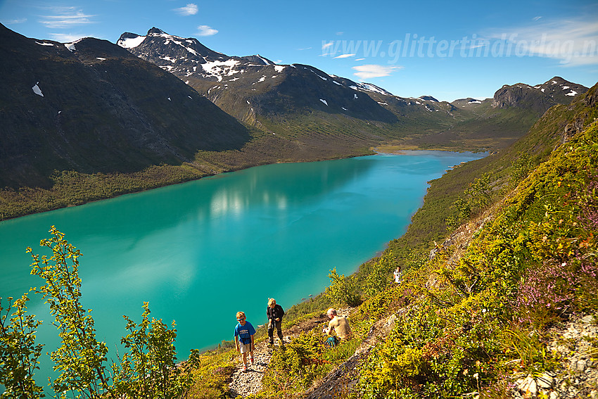 På vei opp Bukkelægret på tur med Barnas Turlag Valdres. I bakgrunnen bl.a. Gjende, Svartdalspiggane og Gjendetunga.