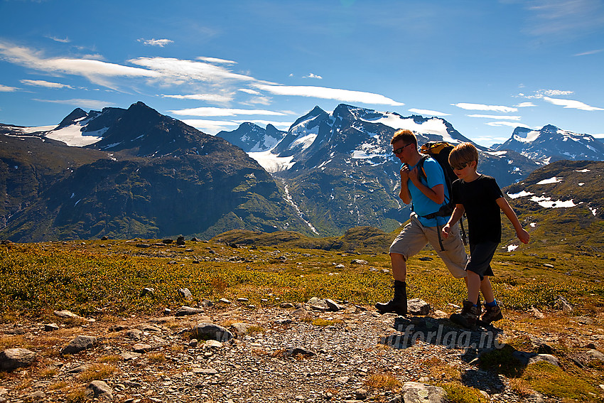 På tur over Memurutunga med Gjendealpene i bakgrunnen.