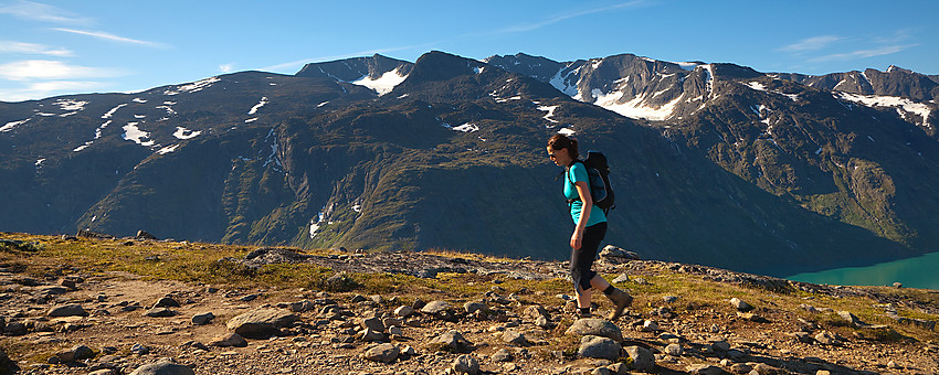 På ruta fra Memurubu mot Besseggen med Gjendealpene i bakgrunnen.