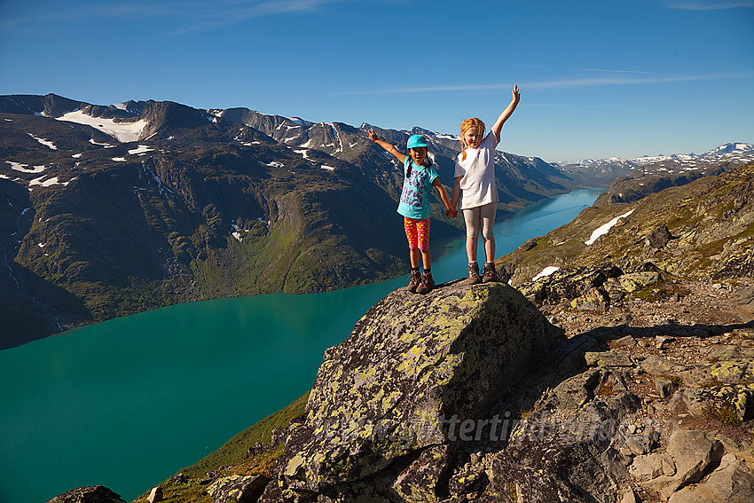 Med Barnas Turlag Valdres på fellestur over Besseggen. Her et stykke vest for selve Besseggen som vi fortsatt har foran oss.