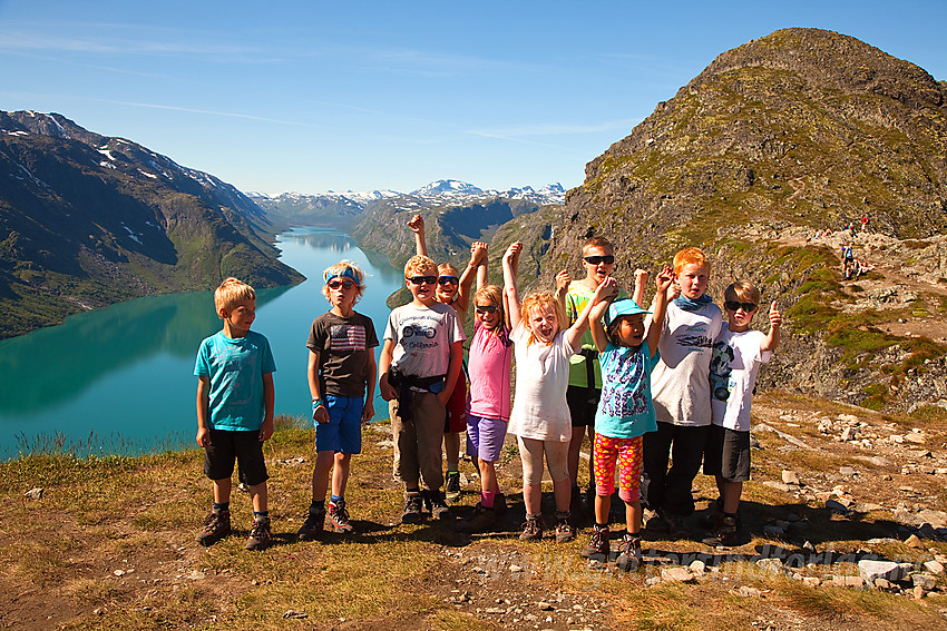 Glade barn på Bandet før Besseggen begynner med Gjende i bakgrunnen.