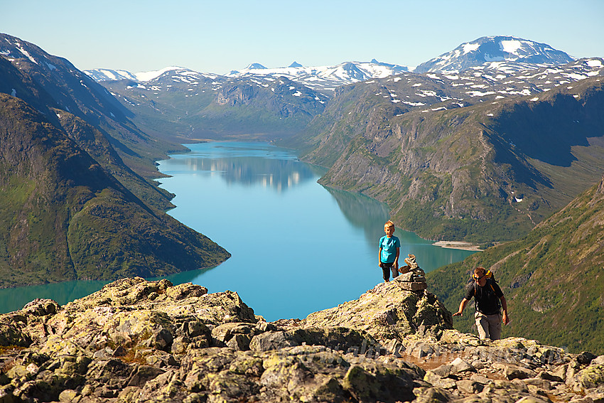 På vei opp Besseggen med Gjende i bakgrunnen.