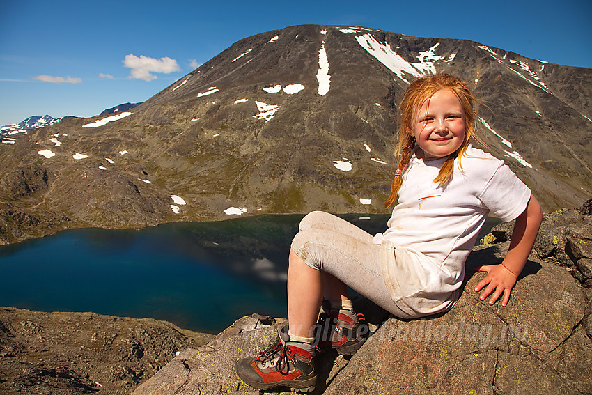 Pause midt på Besseggen med Besshøe (2258 moh) i bakgrunnen.