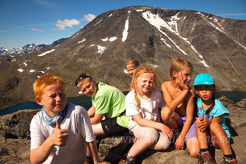 Fornøyde med unnagjort Besseggen. Besshøe i bakgrunnen.