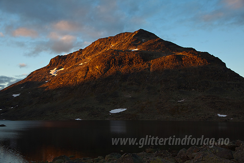 Sommerkveld ved Snøholsvatnet mot Snøholstinden.