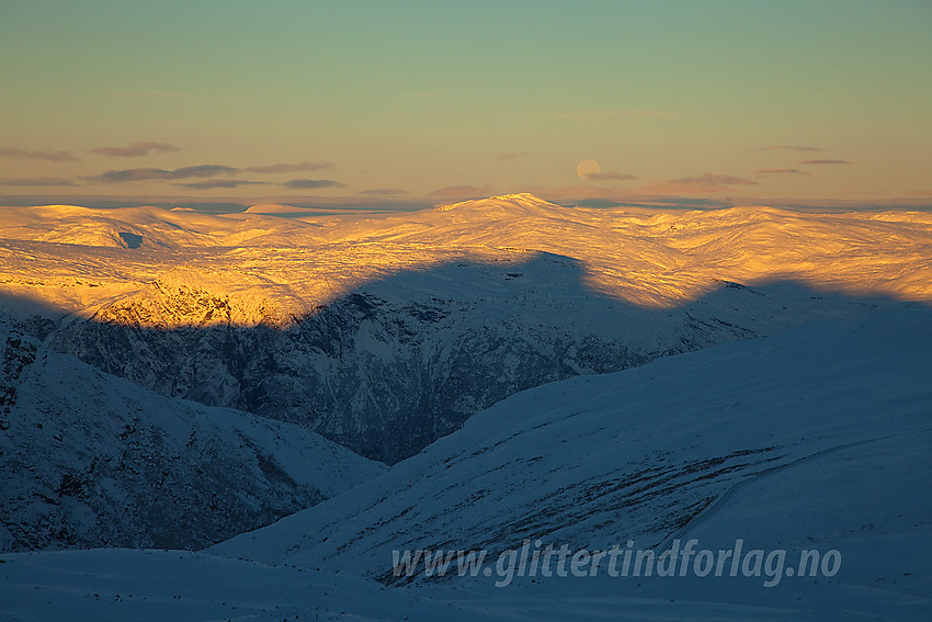 Under oppstigning til Store Soleibotntinden med utsikt i retning Jostedalsbreen. Er usikker på fjellet sentralt i bildet, men lurer på om ikke det er Vongsen? 