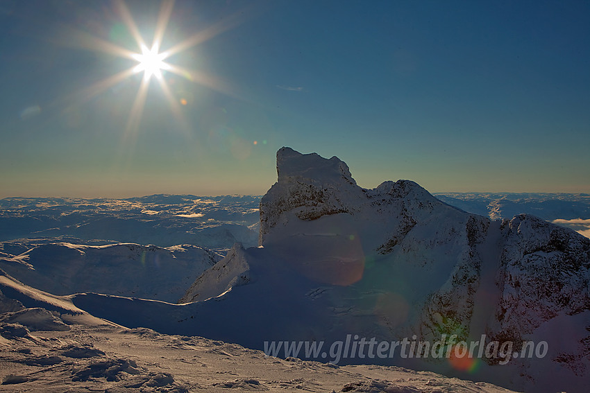 Mektige Store Austanbotntinden (2204 moh) er i ferd med å ta på seg vinterdrakten. De store åpne glefsende sprekkene på Berdalsbreen vitner om at vi likevel kun er i overgangen høst/vinter.