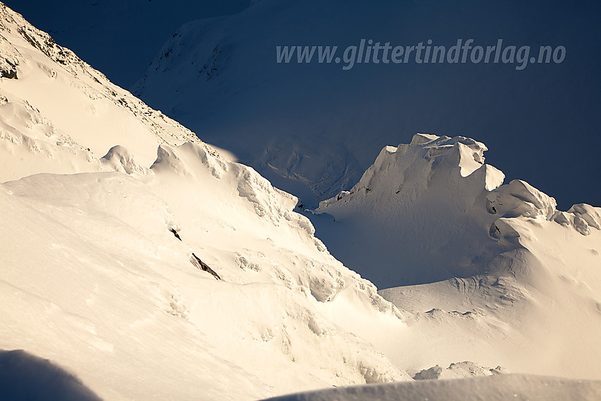 Fra nordøstryggen på Soleibotntinden med blikk bratt ned mot Ringsbreen.