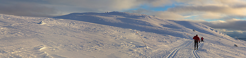 Skitur mot Bjørgovarden. Toppen med varden ses i bakgrunnen.