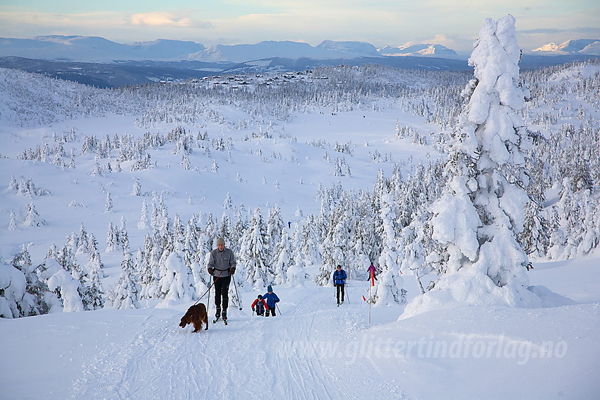 På vei mot Bjørgovarden en flott romjulsdag. I bakgrunnen området rundt Aurdal Fjellpark og i det fjerne reiser Vangsfjell seg.