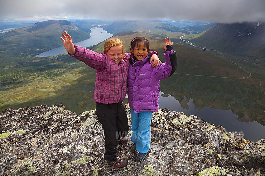 På toppen av Grindane med Grindetjednet langt der nede.