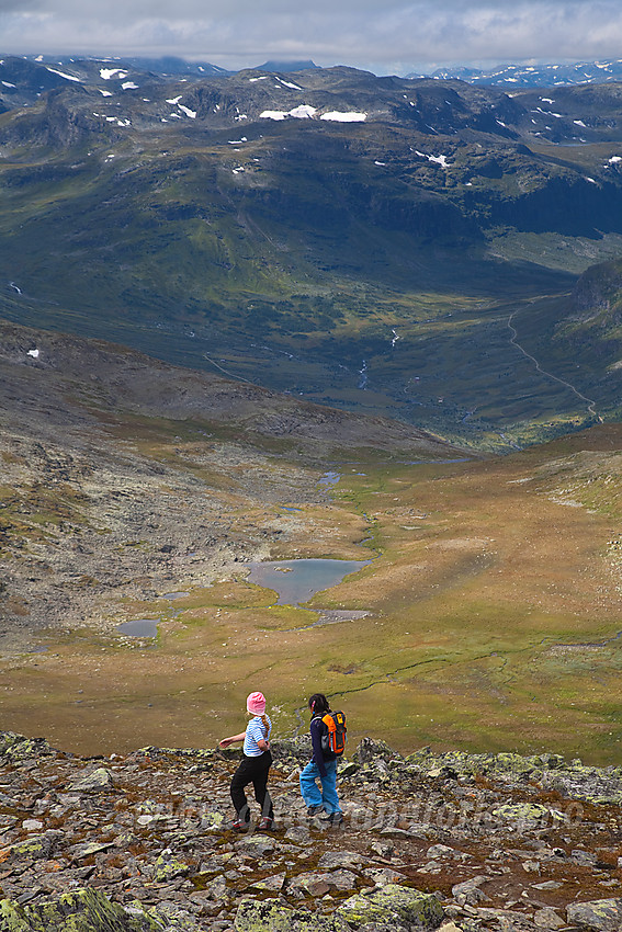 På vei ned fra Grindane. Skakadalen i bakgrunnen.