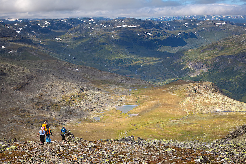 På vei ned fra Grindane. Skakadalen i bakgrunnen.