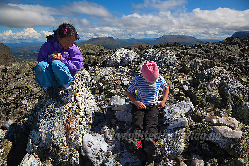 På toppen av Vest for Grindane med Gilafjellet og Storlifjellet i bakgrunnen.