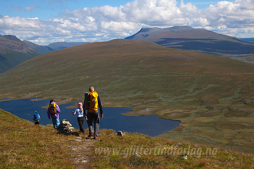 På vei ned fra Grindane mot Grindetjednet, Smådalsfjellet og Gråskarvet.