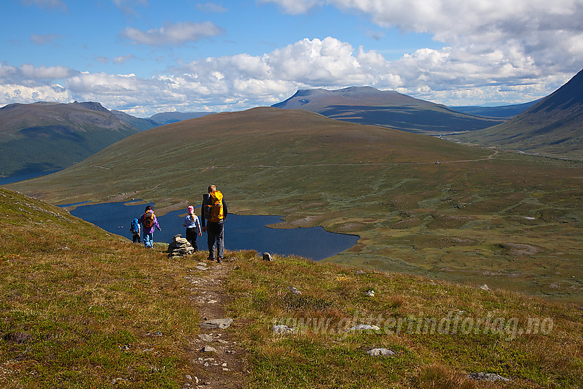 På vei ned fra Grindane mot Grindetjednet, Smådalsfjellet og Gråskarvet.