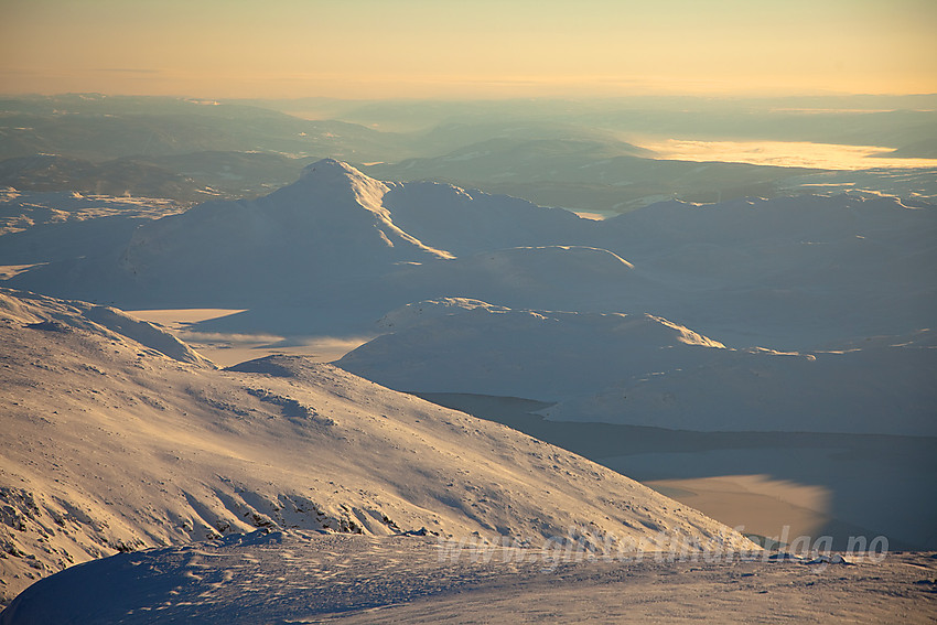 På vei opp mot Kalvehøgde med utsikt til Bygdin og Bitihorn.