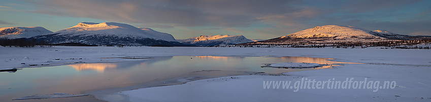 Kveldsvinterstemning ved Flyvanndemningen langs Panoramaveien.