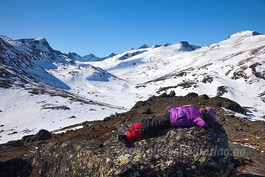 Avslapning i fjellet! Fra Raudhamran med Leirungsdalen og Gjendealpene i bakgrunnen.