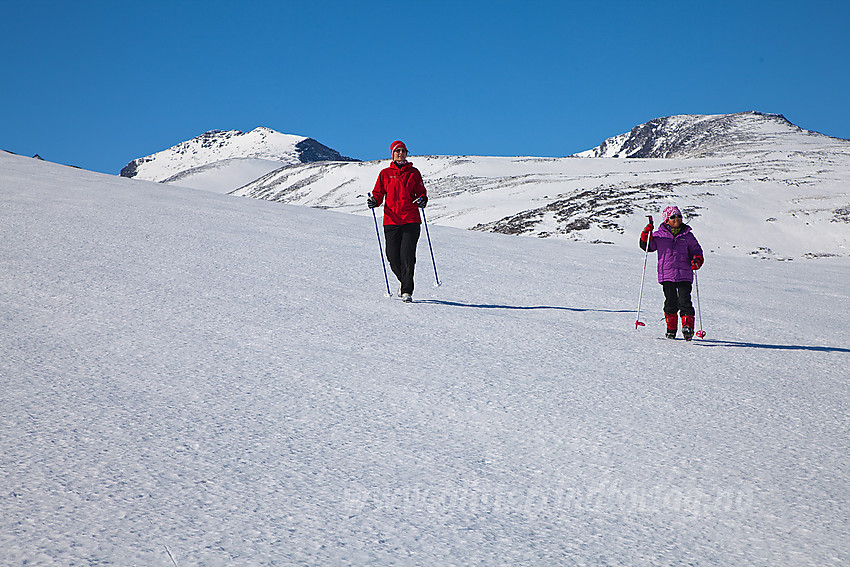 Fottur i vinterfjellet med Tjønnholstinden og Høgdebrotet i bakgrunnen.