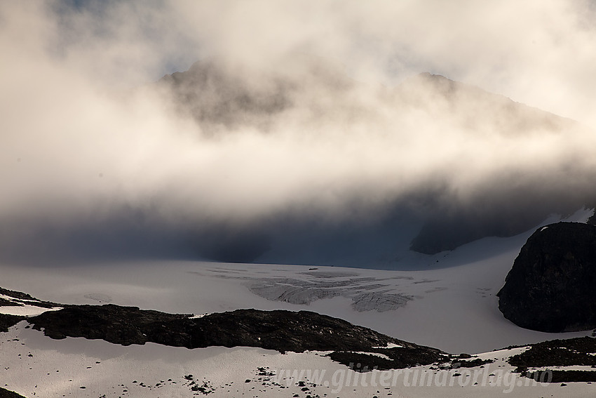 I Austanbotnen mot Austanbotnbreen. Austanbotntindane lurer oppe i tåka.