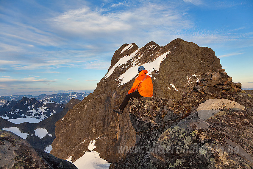 Tilbake på Vestre Austanbotntinden etter en lang dag i fjellet.