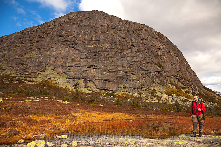 Ved foten av sørøstveggen på Roan.