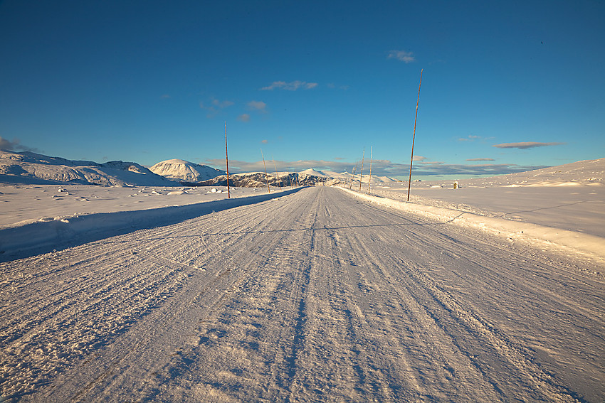 Veien over Valdresflye på forvinteren.