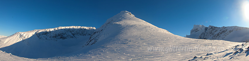 Panorama mot Lauvnostinden, Soleibotntinden og Austanbotntindane.