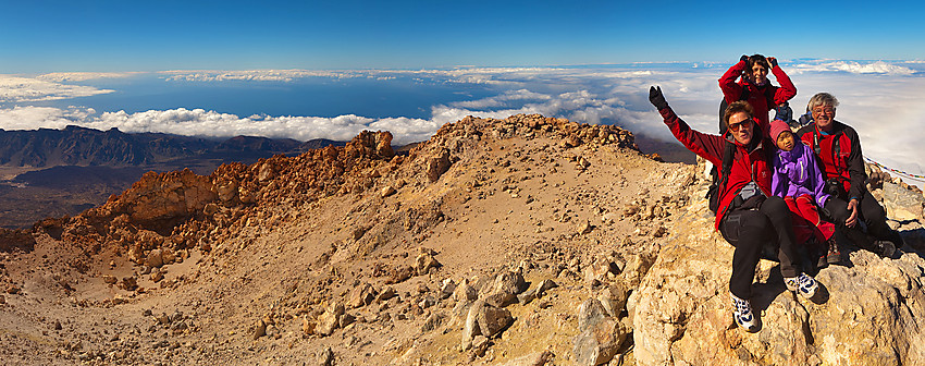 Panorama på toppen av Teide med folk på høyeste punkt.