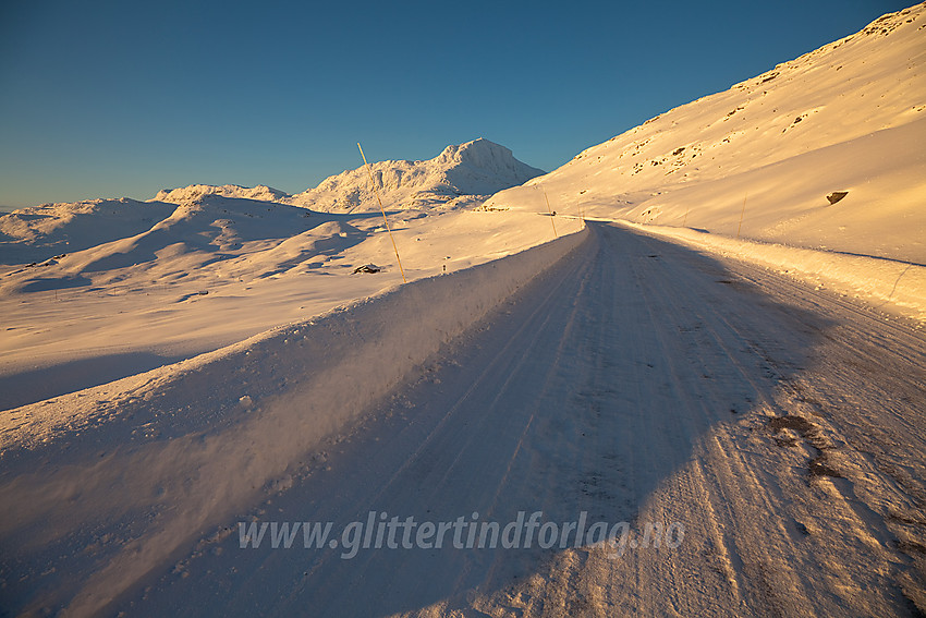 Fylkesvei 51 oppover mot Bitihorn en iskald desemberdag.