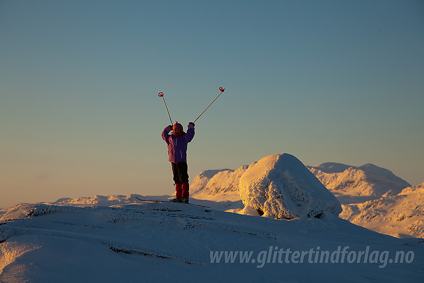 På Heklefjell. I bakgrunnen skimtes Velumskardet og Skyrifjellet.